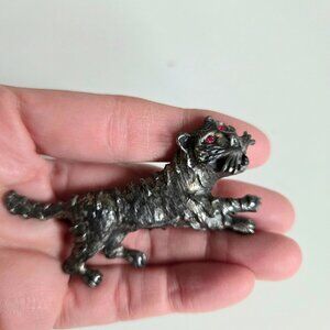 Vintage silver tone tiger big cat unisex brooch/pin with red eyes.